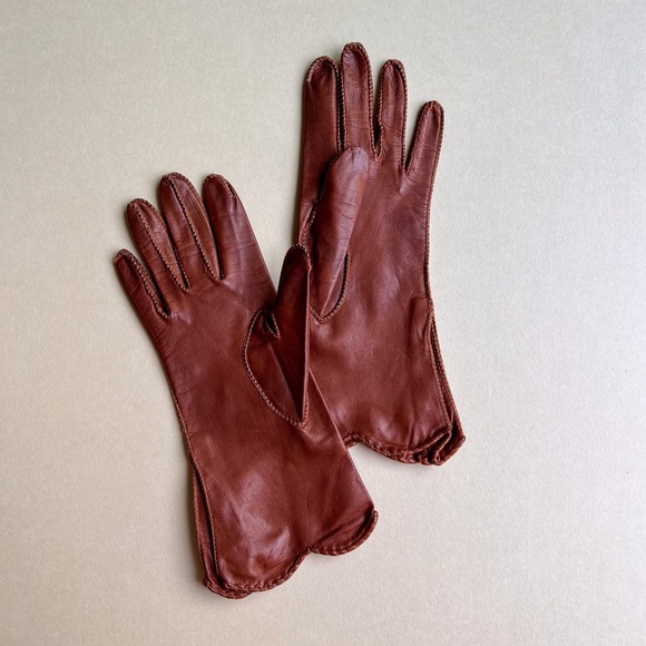 Vintage 1960s Butterscotch Leather Gloves With Stitching (7) - Picture 1 of 6
